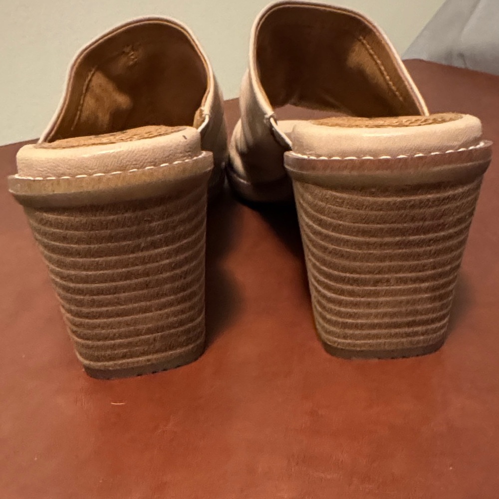 NEW Earth Women's Tan Ruched Mules - Picture 4 of 11